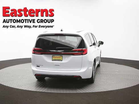 Used 2023 Chrysler Pacifica Touring-L FWD image 40