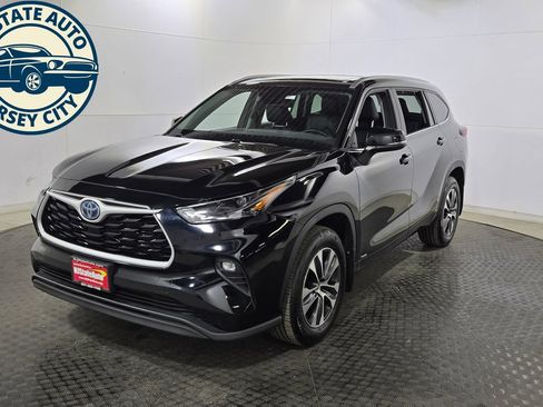 Used 2024 Toyota Highlander XLE AWD/4WD image 3