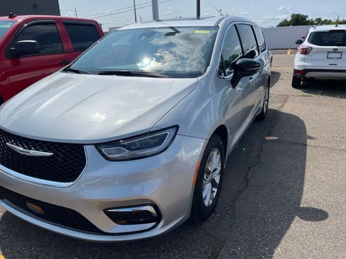 Used 2026 Chrysler Pacifica Limited FWD image 5