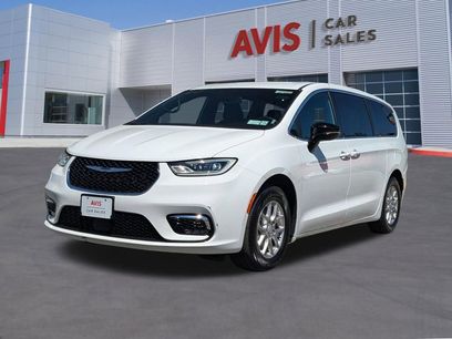 Used 2025 Chrysler Pacifica Select