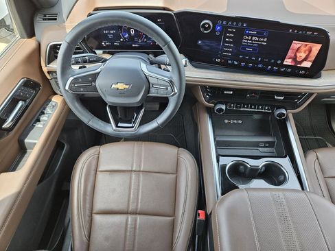 Used 2025 Chevrolet Suburban High Country AWD/4WD image 33