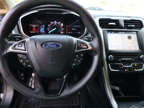 Used 2017 Ford Fusion SE w/ Fusion SE Technology Package FWD image 19
