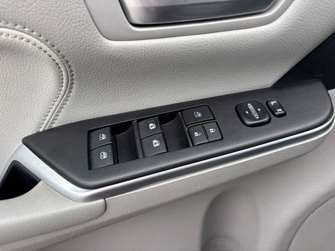 Used 2017 Toyota Camry XLE w/ Advanced Technology Package FWD image 20
