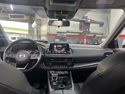 Used 2021 Nissan Rogue SV w/ Premium Package image 14