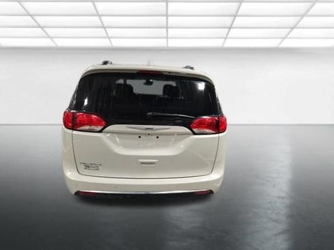 Used 2019 Chrysler Pacifica Touring-L Plus w/ Advanced Safetytec Group FWD image 6