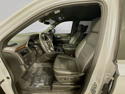 Used 2024 Chevrolet Suburban Premier w/ Advanced Technology Package AWD/4WD image 2