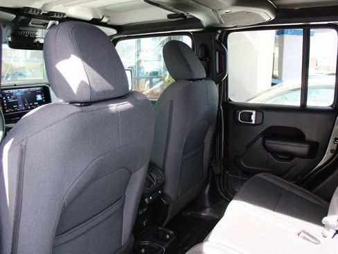 Used 2024 Jeep Gladiator Sport image 16