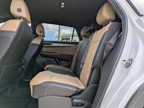 Certified 2024 Volkswagen Atlas Cross Sport SE FWD image 16