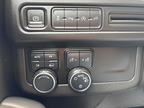 Used 2021 Chevrolet Suburban LT image 27