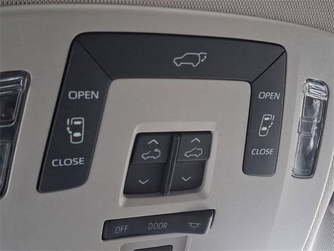 Used 2024 Toyota Sienna XLE image 28