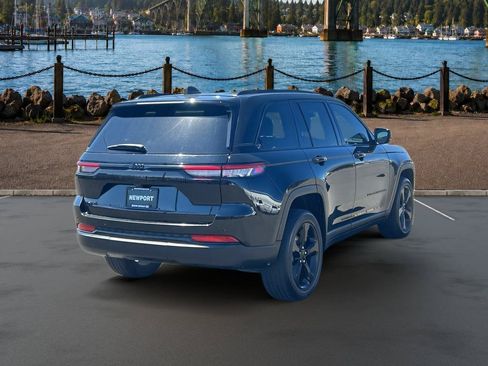 Used 2023 Jeep Grand Cherokee Altitude AWD/4WD image 9