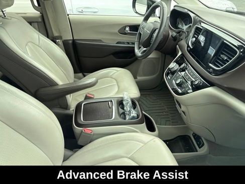 Used 2017 Chrysler Pacifica Touring-L Plus w/ Advanced Safetytec Group FWD image 7