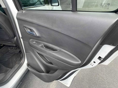 Used 2020 Chevrolet Trax LT w/ LT Convenience Package FWD image 36