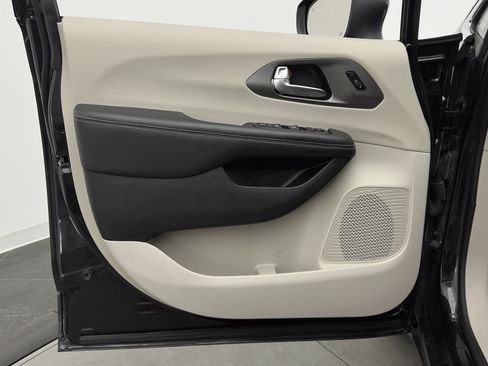 Used 2023 Chrysler Pacifica Touring-L FWD image 10
