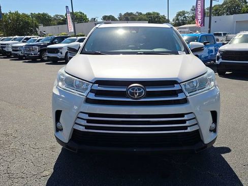 Used 2019 Toyota Highlander XLE FWD image 12