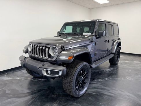 Used 2025 Jeep Wrangler Unlimited Sahara AWD/4WD image 17