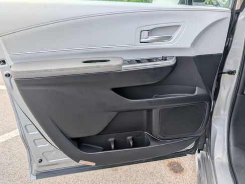Used 2025 Toyota Sienna XLE FWD image 9