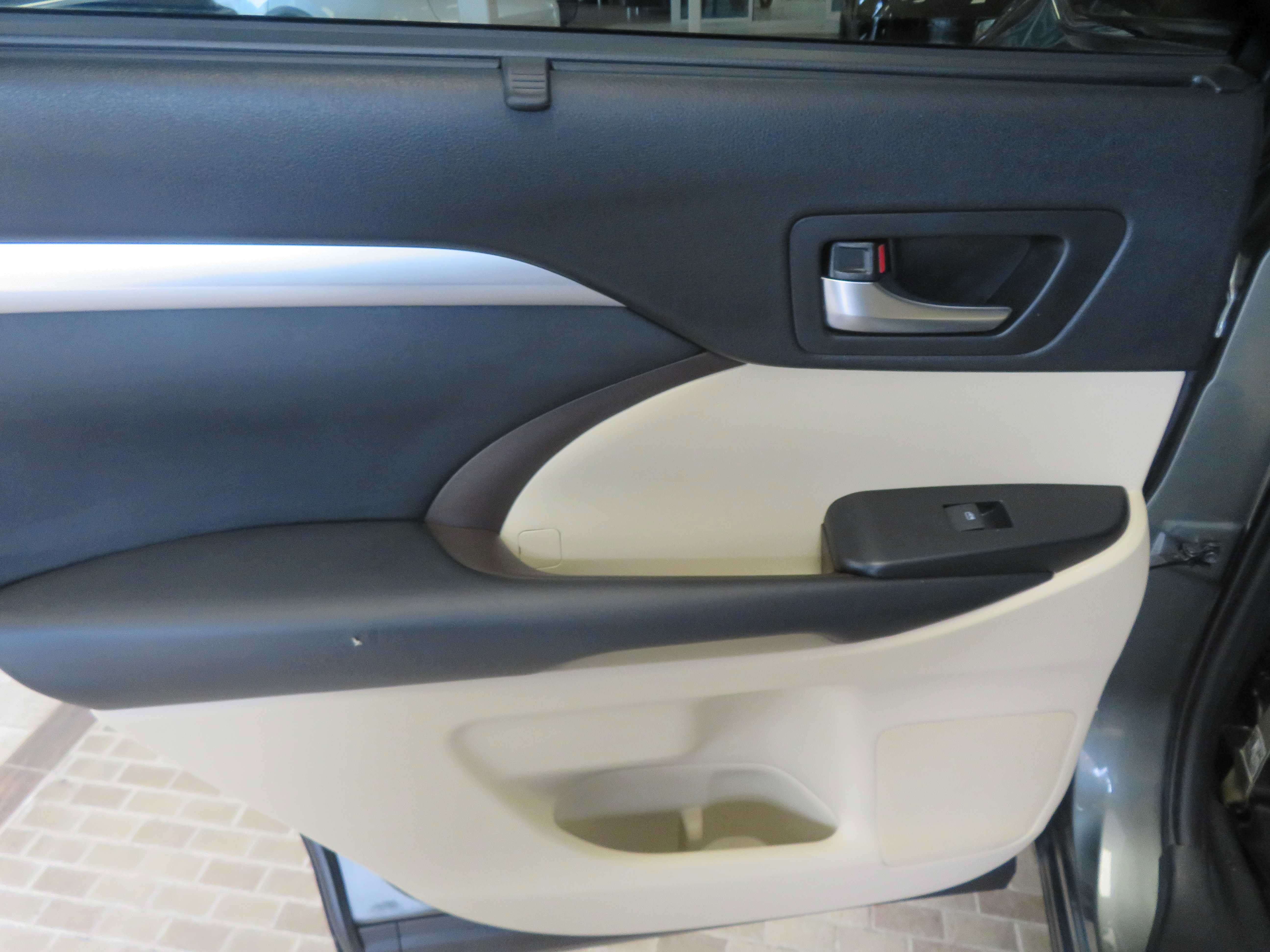 Used 2019 Toyota Highlander XLE FWD image 18