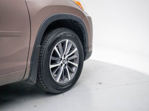 Used 2018 Toyota Highlander XLE image 11