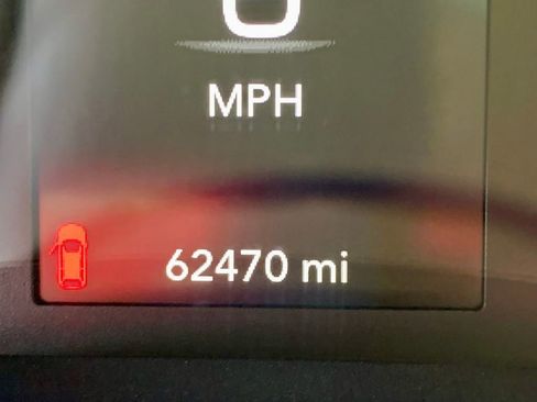 Used 2023 Chrysler Voyager LX image 19