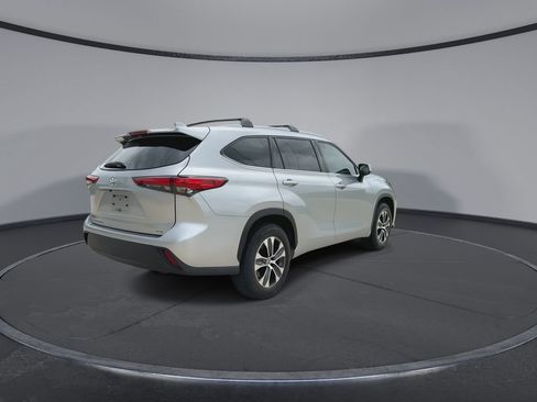 Used 2022 Toyota Highlander XLE FWD image 8