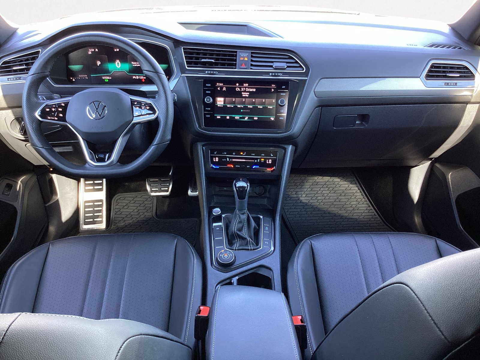Used 2024 Volkswagen Tiguan SE R-Line AWD/4WD image 4