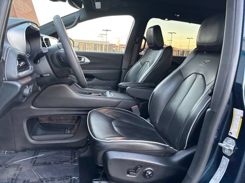 Used 2025 Chrysler Pacifica Limited FWD image 30