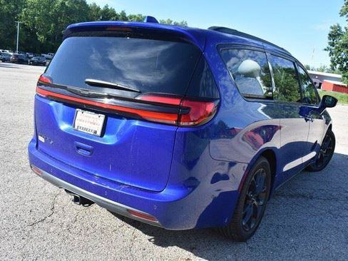 Used 2021 Chrysler Pacifica Touring-L w/ Uconnect Theater Family Group FWD image 8