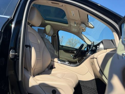 Used 2019 Mercedes-Benz GLC 300 4MATIC w/ Premium Package image 15