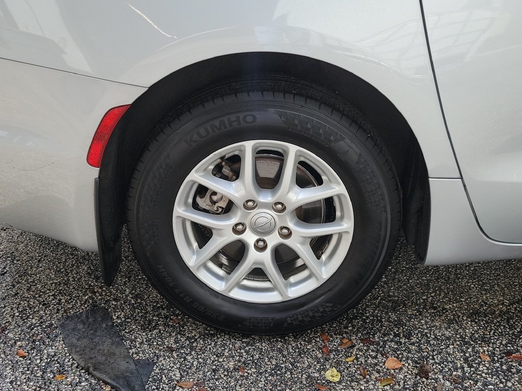 Used 2024 Chrysler Pacifica Touring FWD image 9