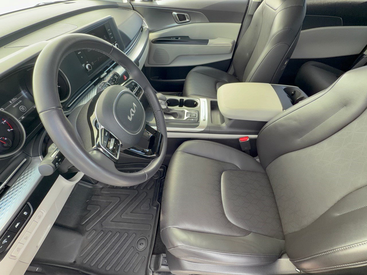 Used 2024 Kia Carnival LX FWD image 5