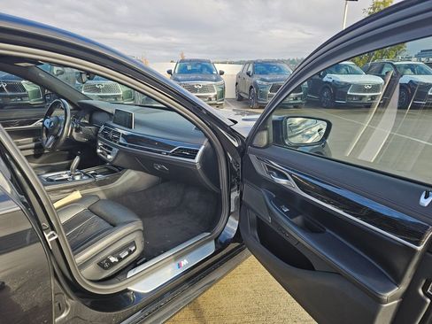 Used 2022 BMW 750i xDrive w/ M Sport Package image 12