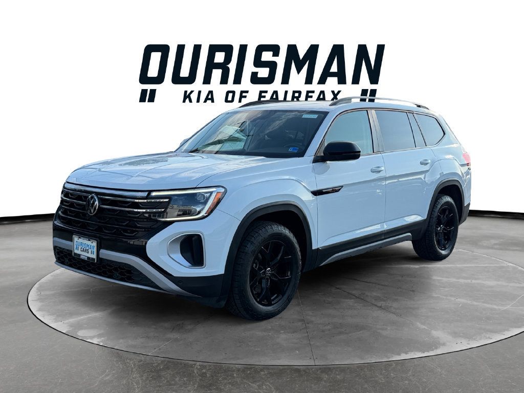 Used 2025 Volkswagen Atlas Peak Edition SE AWD/4WD image 2