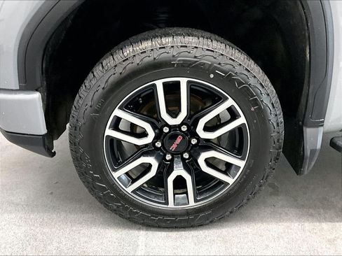 Used 2024 GMC Sierra 1500 AT4 w/ Technology Package AWD/4WD image 7