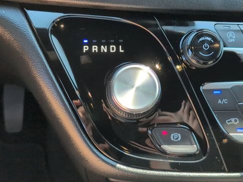 Used 2025 Chrysler Pacifica Select image 23