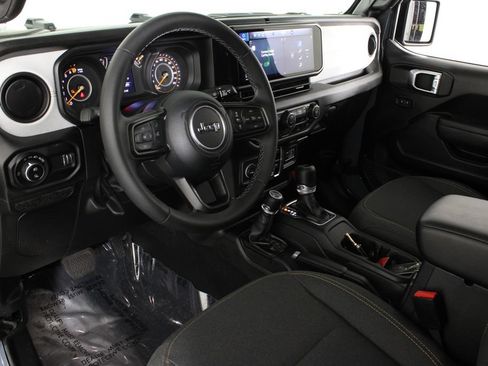 Used 2025 Jeep Gladiator Sport AWD/4WD image 16