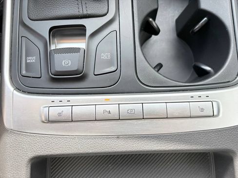 Used 2025 Kia Carnival FWD image 23