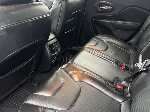 Used 2020 Jeep Cherokee Trailhawk image 4