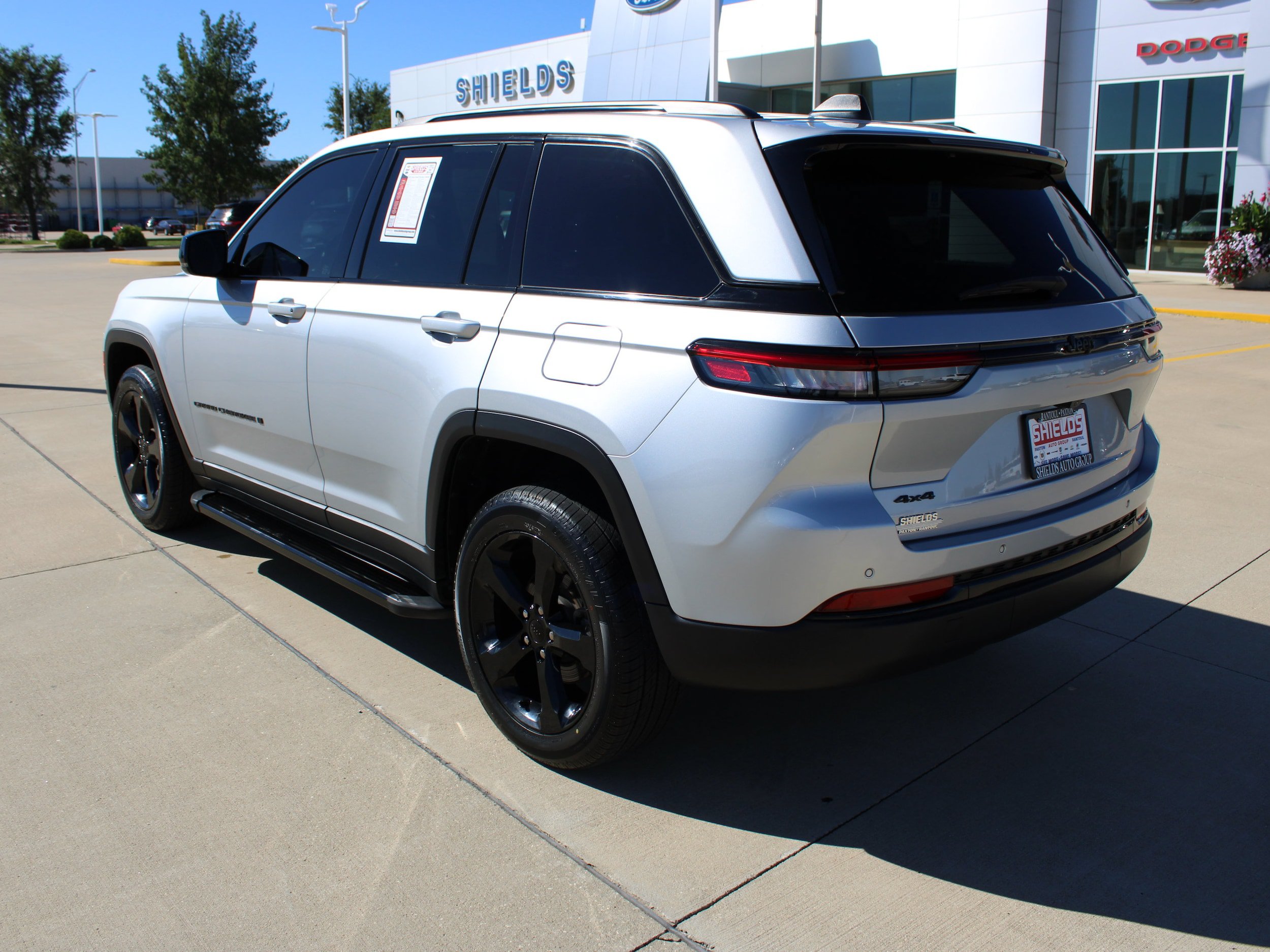 Used 2022 Jeep Grand Cherokee Altitude AWD/4WD image 4