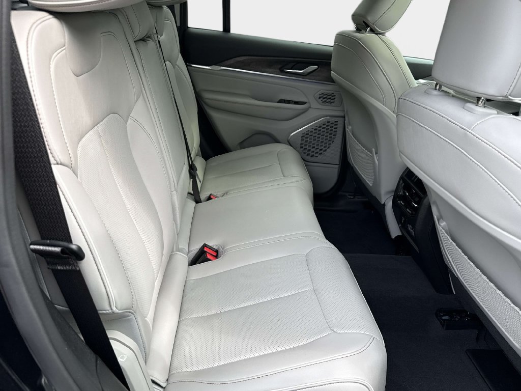 Used 2023 Jeep Grand Cherokee Overland RWD image 10
