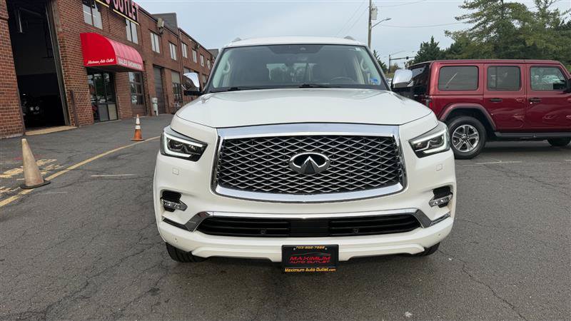 Used 2018 INFINITI QX80 4WD w/ Deluxe Technology Package image 2