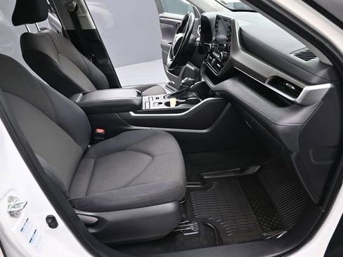Used 2021 Toyota Highlander LE image 17