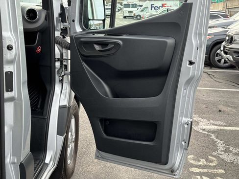 Used 2022 Mercedes-Benz Sprinter 2500 image 14