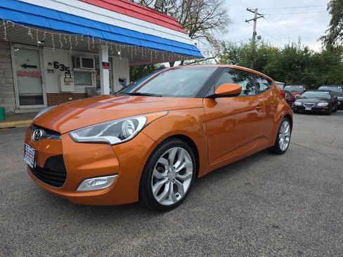 Used 2013 Hyundai Veloster w/ Style Pkg image 2