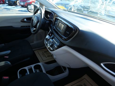 Used 2017 Chrysler Pacifica LX image 32