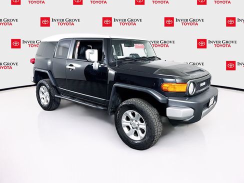 Used 2011 Toyota FJ Cruiser 4WD w/ Upgrade Pkg image 3