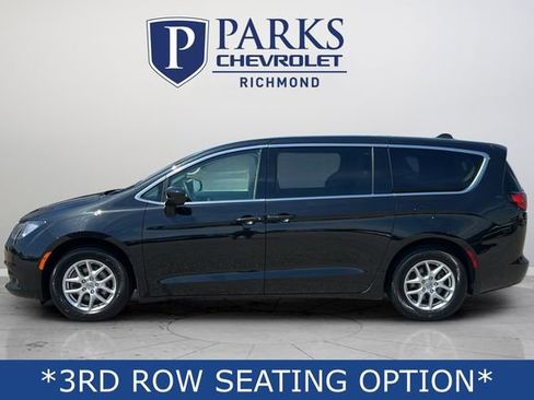 Used 2023 Chrysler Voyager LX image 5