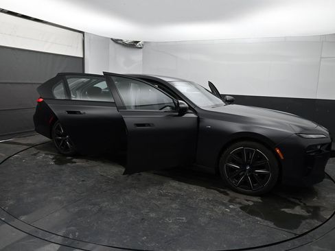 Used 2023 BMW 760i xDrive image 14