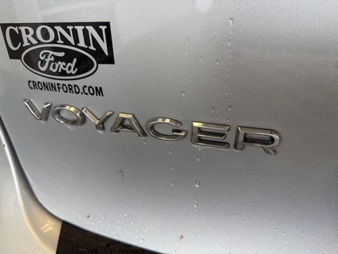 Used 2023 Chrysler Voyager LX FWD image 7