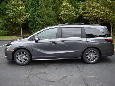 New 2026 Honda Odyssey Touring image 4